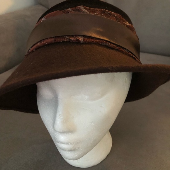 BETMAR New York logo.Chocolate brown vintageBowler Hat.Preowned good condition. - Picture 2 of 8